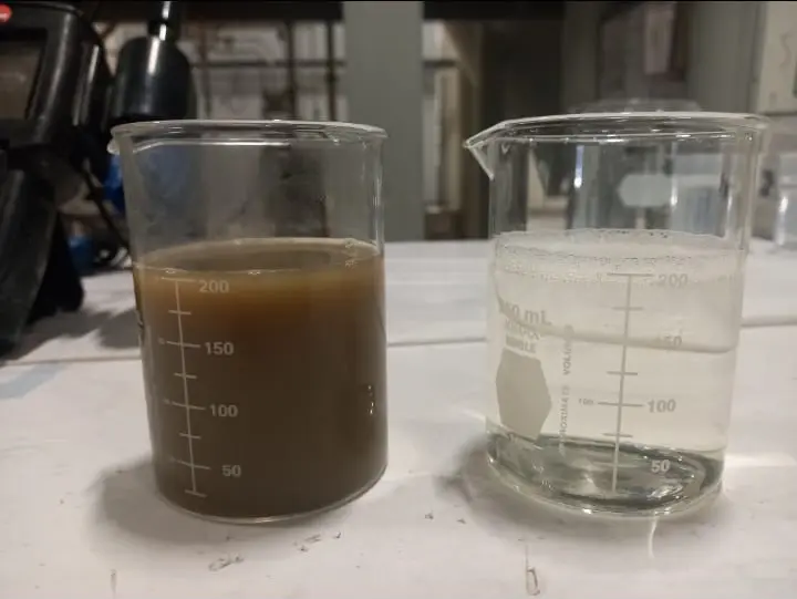 Dos muestras líquidas en vasos de laboratorio
